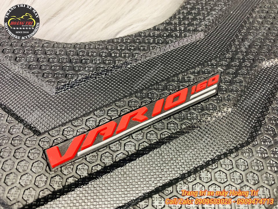 Cận cảnh tên dòng xe Vario 160 nổi bật trên thảm cao su