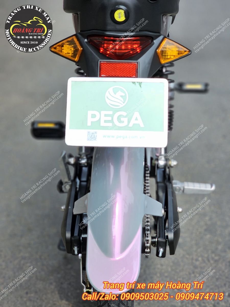 Dè sau của xe máy điện Pega Cap-As đã được dán decal xám xi măng ánh hồng