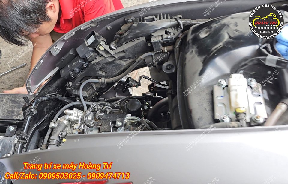Giờ chỉ cần lắp lại dàn áo là hoàn thành việc ​nâng cấp chống cướp cho Smartkey Honda Sh 350i