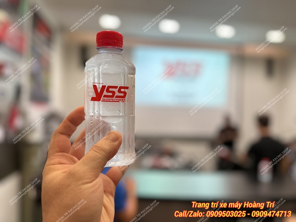 Mỗi ngày được phát tận 2 chai nước với logo YSS được in trên vỏ chai