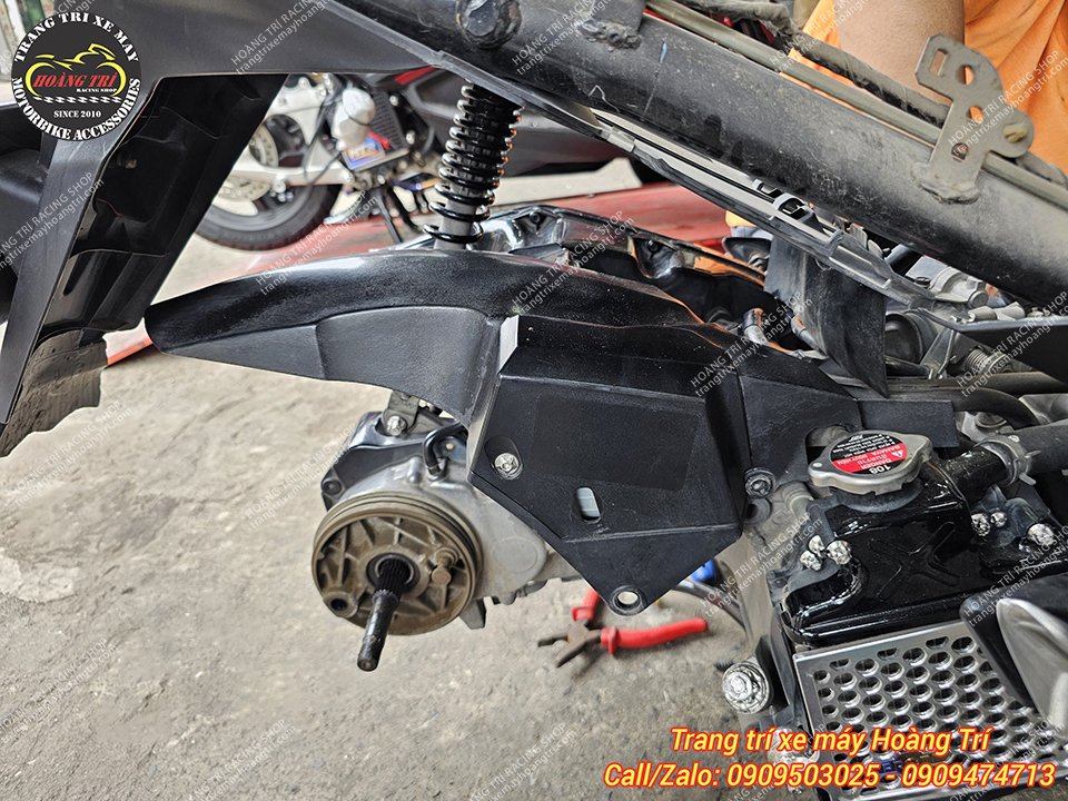 Chiếc Airblade 2014 đã được tháo hoàn toàn dàn chân sau để lắp đặt thắng đĩa