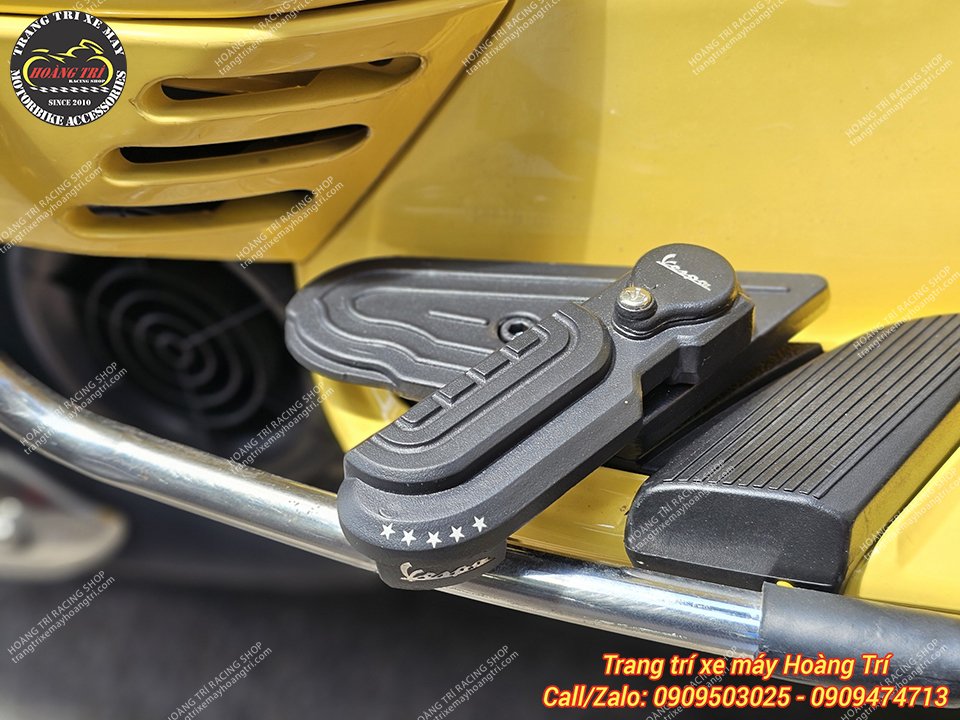 Gác chân sau mẫu 5 sao được trang bị cho xe Vespa LX màu vàng