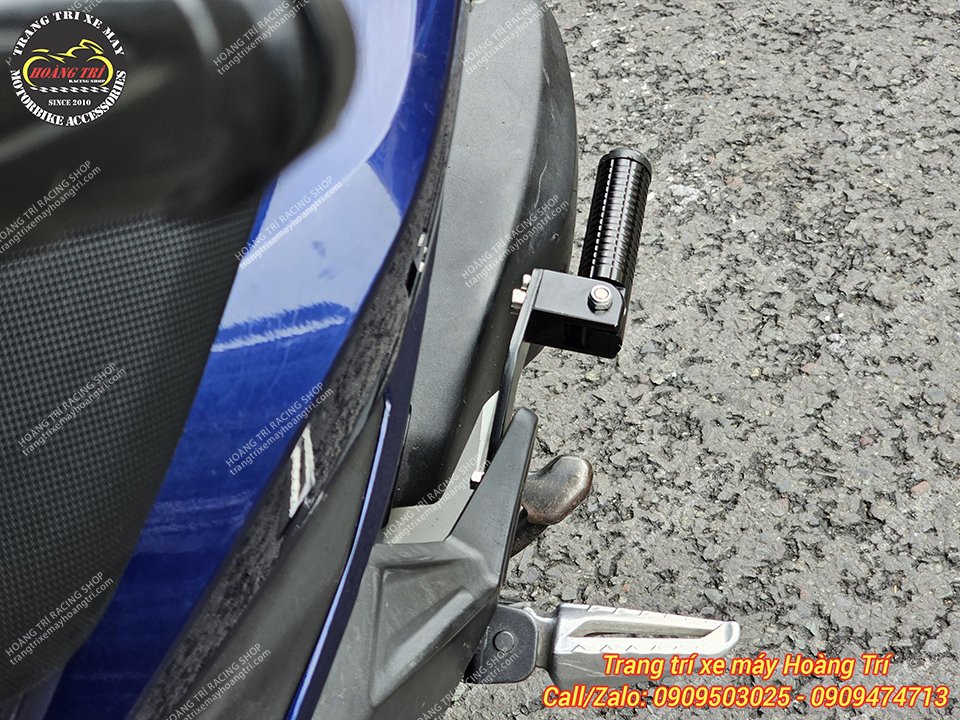 Giữ nguyên gác chân sau của xe Airblade 2016 không cần phải tháo