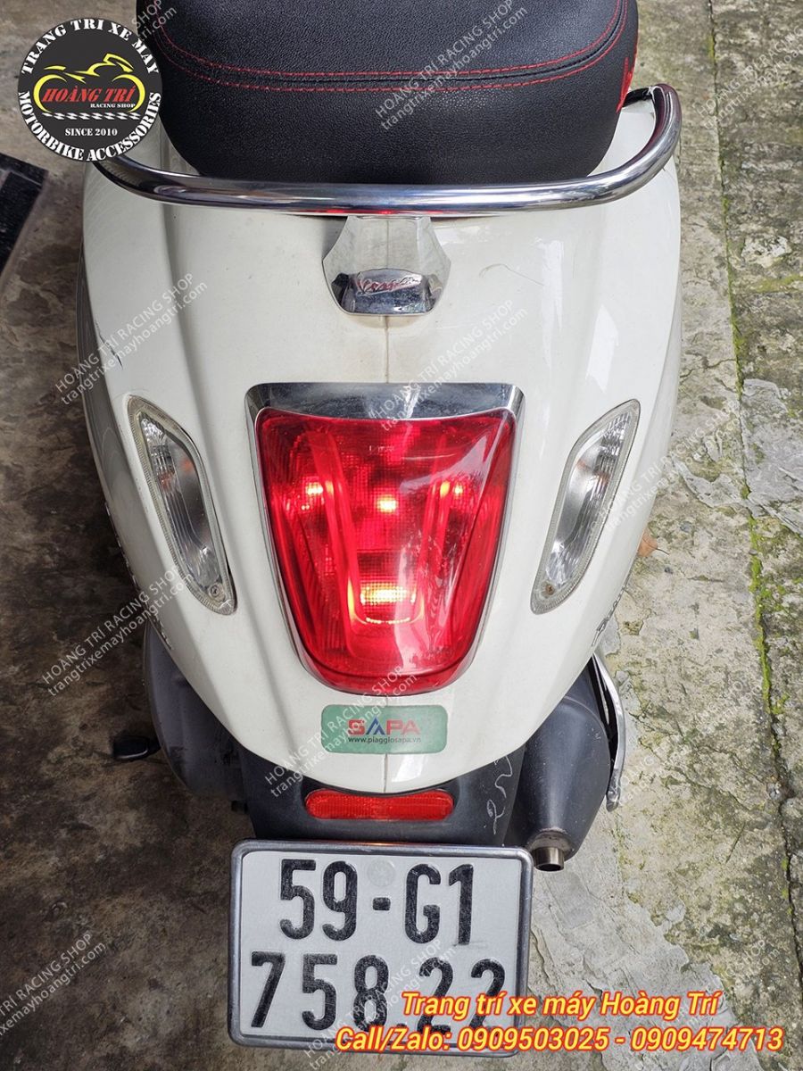 Góc view đèn hậu sau đuôi của xe Vespa Primavera trước khi tân trang