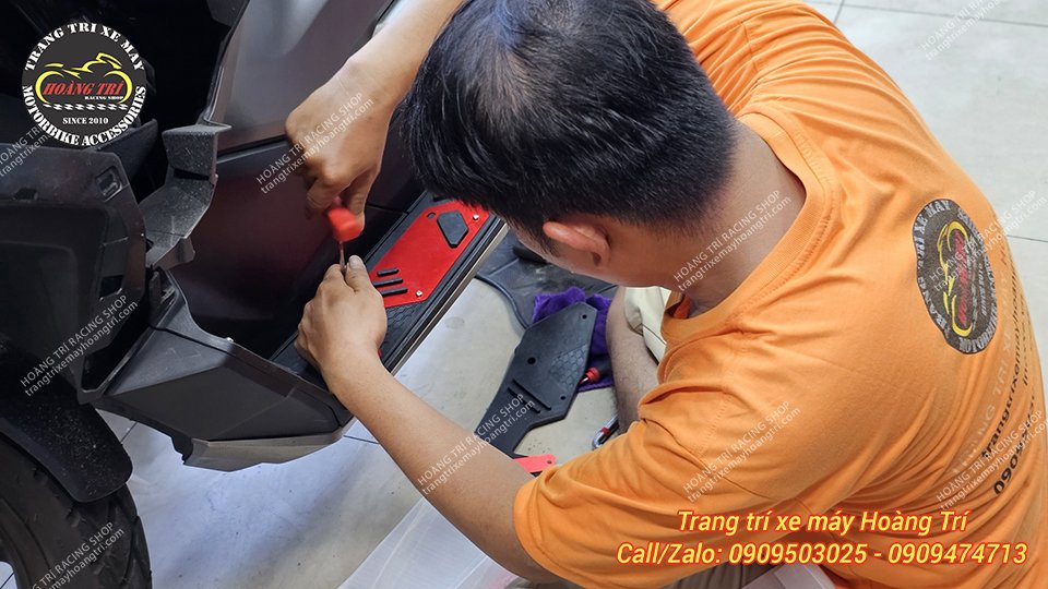 Nhân viên đang lắp đặt thảm để chân ADV 160 nhôm CNC cho xe