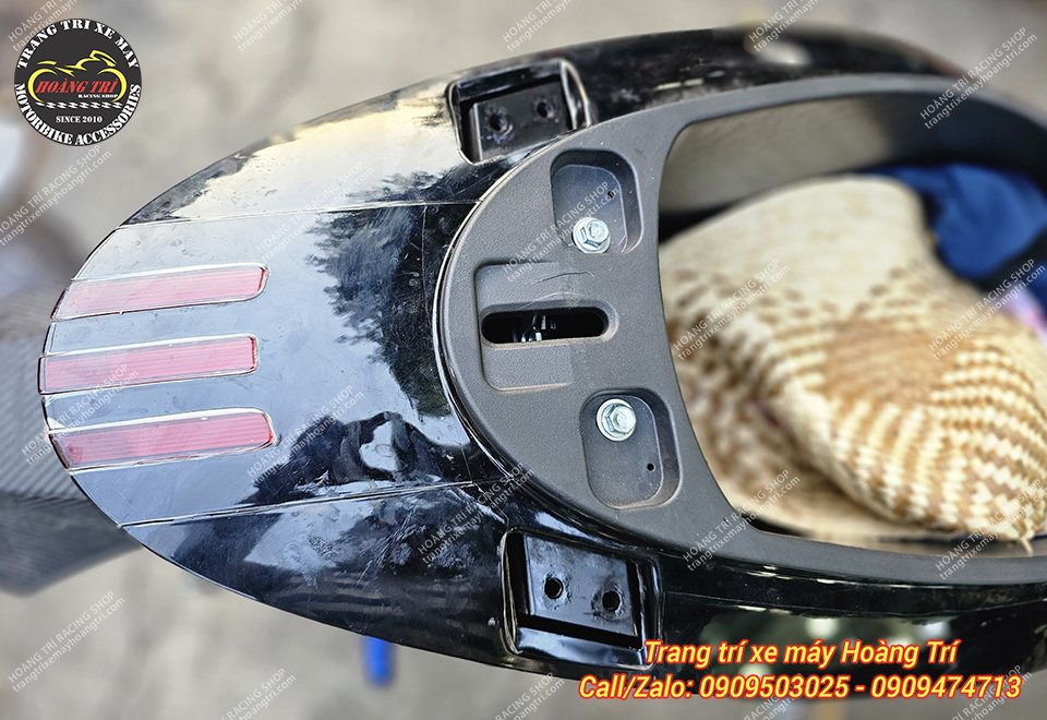 Vị trí bắt ốc của baga sau trên xe Dat Bike chỉ cần tháo baga sau và lắp baga kiểu Vespa vào