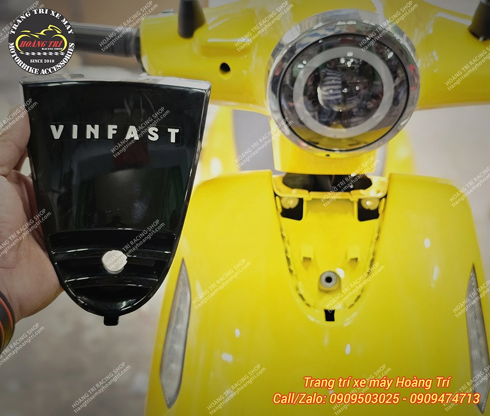 Trên tay mặt nạ của xe máy điện Vinfast EVO đã được khoan lỗ