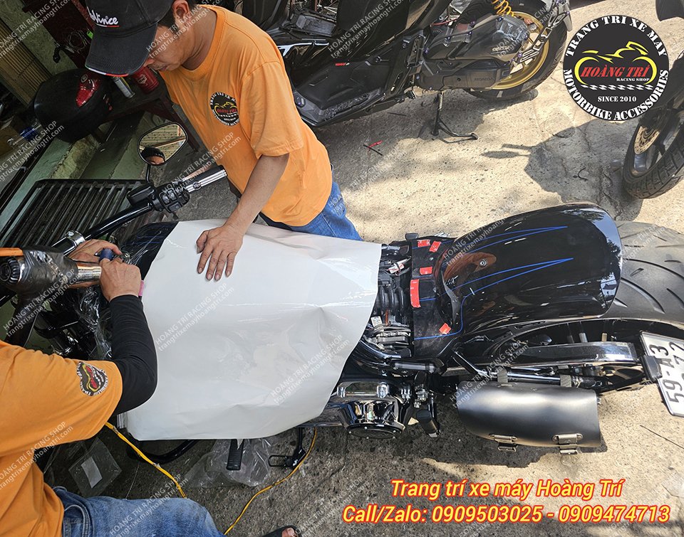 Đã cắt keo nhân viên tiến hành dán ppf bình xăng cho xe Harley Davidson