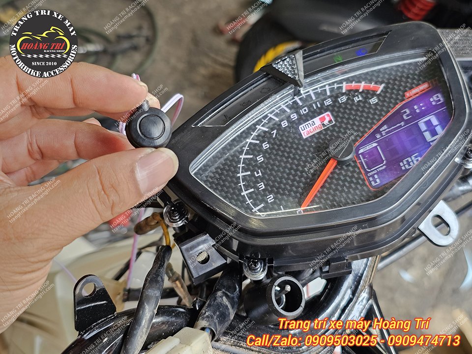 Nút bấm giúp thay đổi màu sắc của đồng hồ Uma Racing