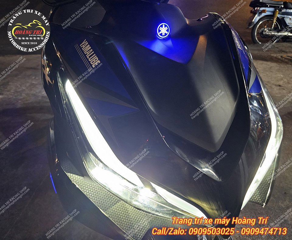 Nhìn trực diện cực cuốn hút với logo LED Yamaha