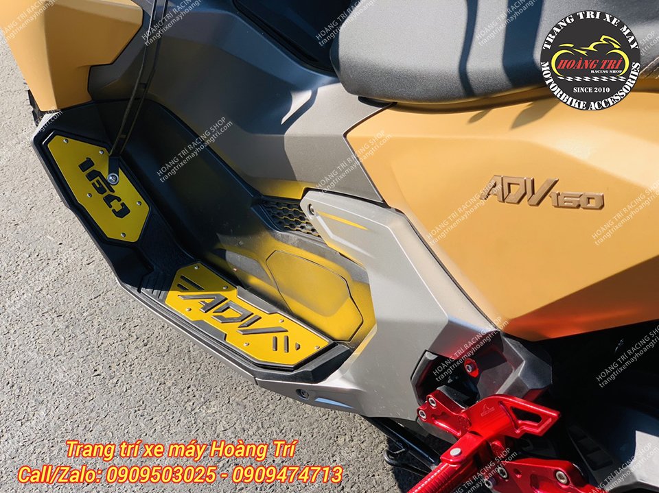Thêm chiếc ADV 160 nâng cấp thảm để chân FUX màu vàng