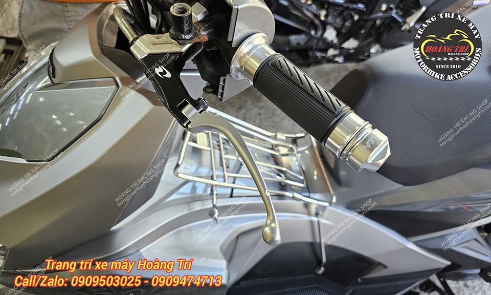 Ngoài ra gù tay lái HTR nhôm CNC cũng là một trong những phụ kiện nên trang bị cùng bao tay Biker