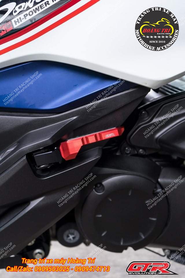 Hình ảnh lắp trên xe Forza 300 2018 với gác chân GTR màu đỏ