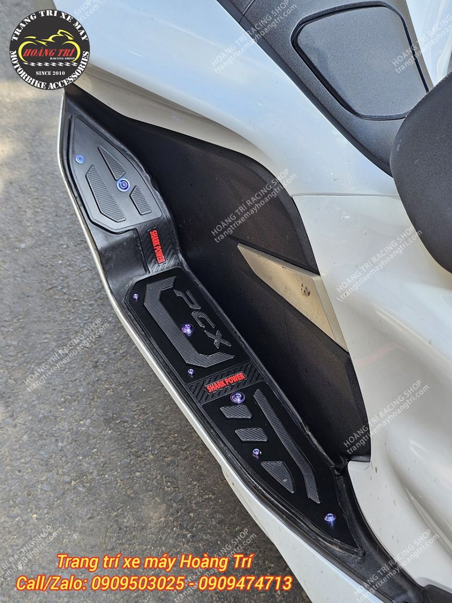 Gác chân Shark Power màu đen trang bị cho xe PCX 2018 màu trắng (bên trái)