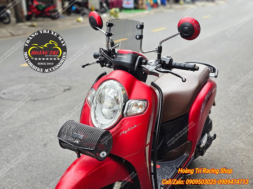 Thêm chiếc Scoopy màu đỏ trang bị kính chắn gió giá rẻ