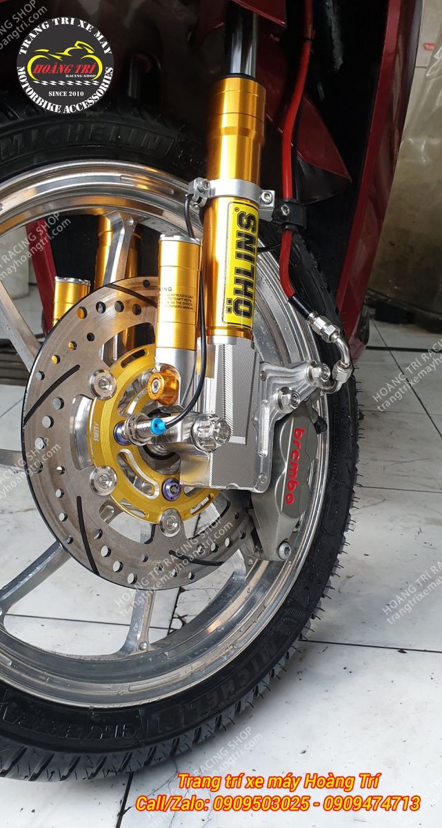 Trên phuộc anh khách trang bị thêm tem Ohlins cùng tông màu