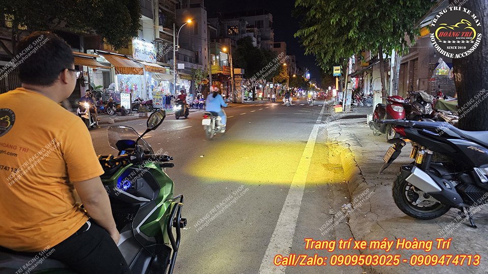 Ánh sáng xe mạnh và chiếu sáng xa với cặp đèn M20 vừa lắp