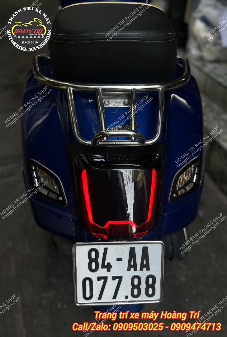 Cận cảnh chi tiết cụm đèn hậu Vespa GTS kiểu Zelioni trang bị cho xe Vespa GTS 2017