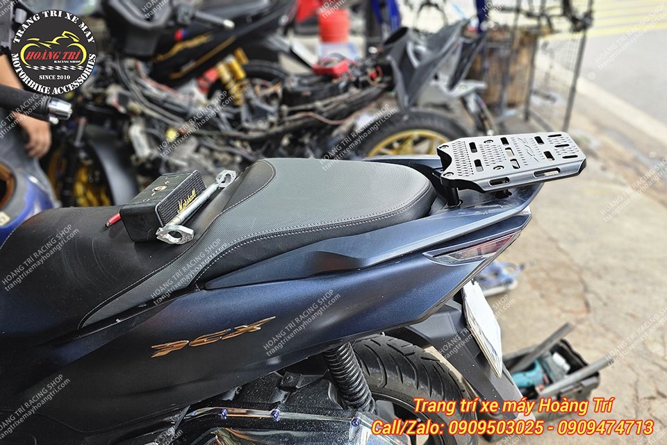 PCX 160 màu xanh lựa chọn baga sau nối dài màu đen