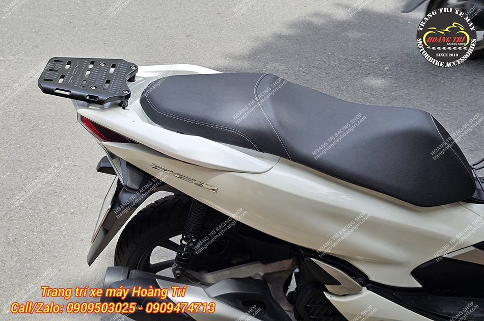 Baga sau nối dài màu đen trên xe PCX 2018 màu trắng