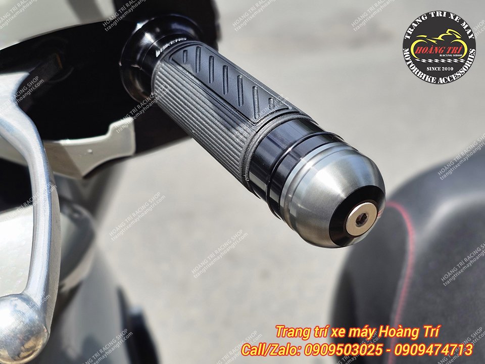 Hình ảnh gù tay lái Biker màu xám trang bị trên xe