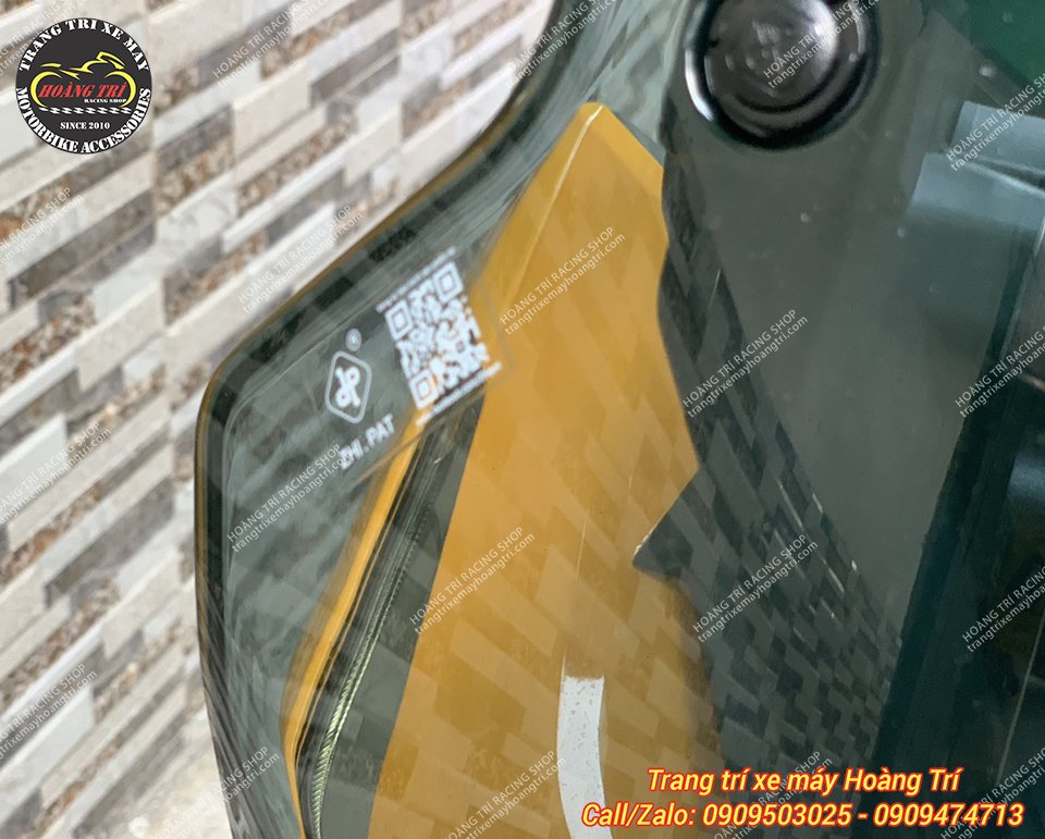 Cận cảnh kính chắn gió Zhi.Pat với QR check sản phẩm gắn xe Vario 2015 - 2017