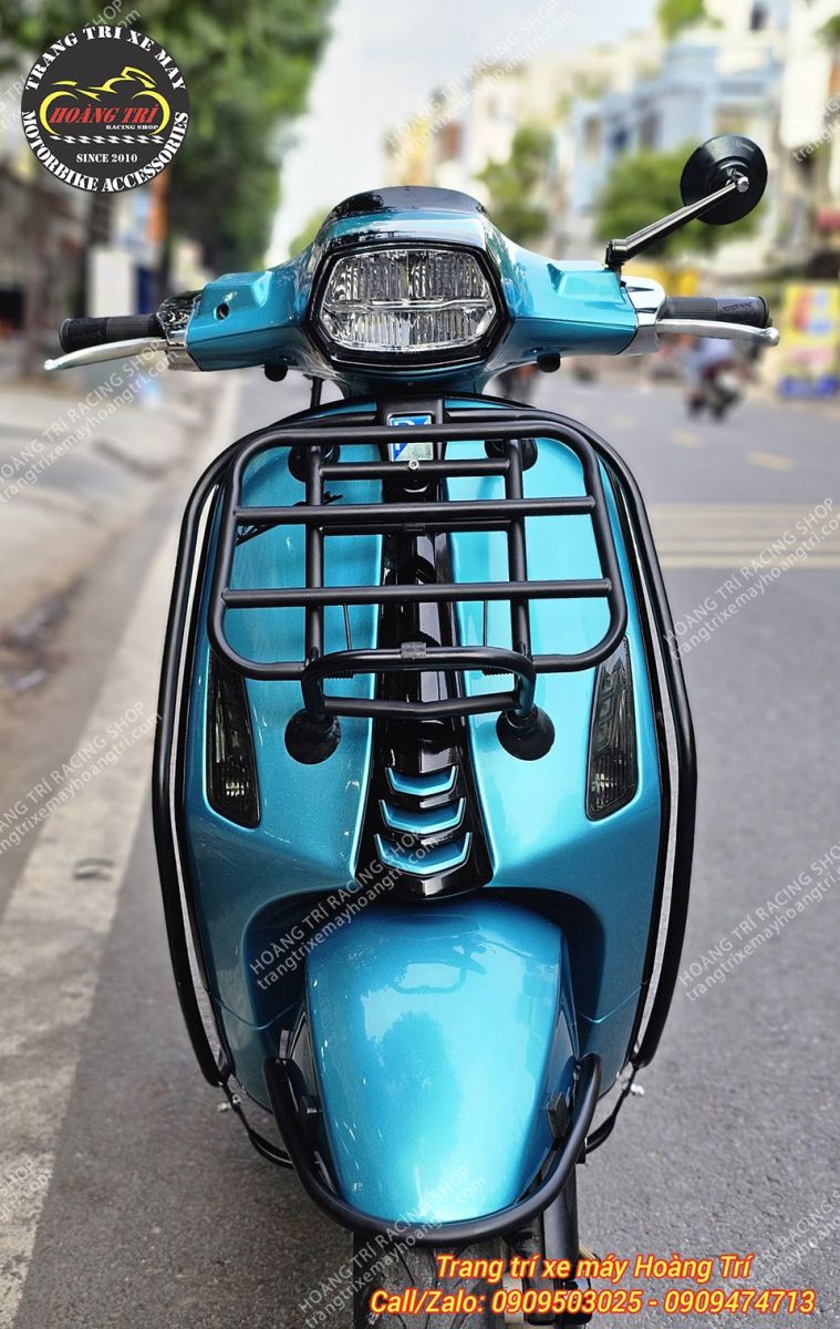 Đã lắp đặt hoàn thiện baga trước cho xe Vespa Sprint với chất liệu sơn tĩnh điện