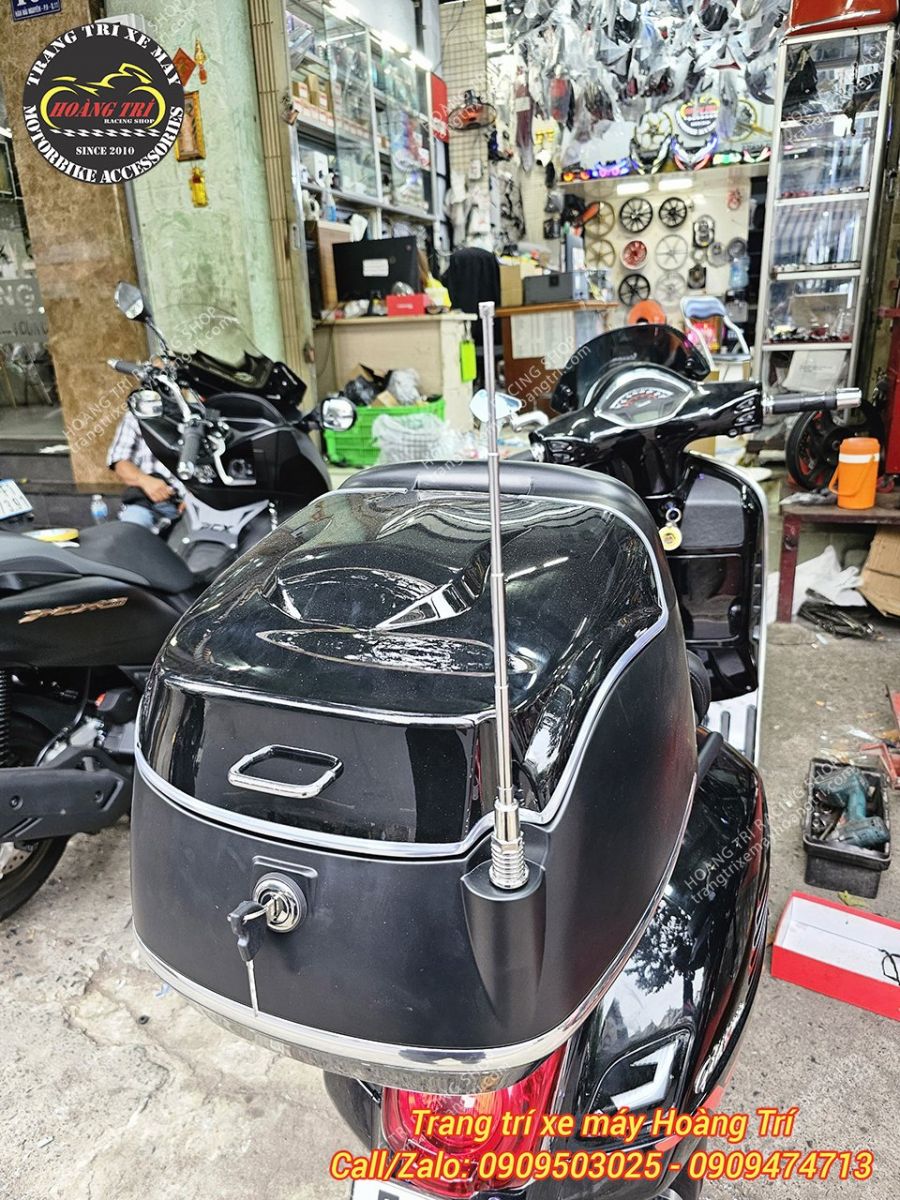 Thùng sau màu đen đã được trang bị trên xe Vespa