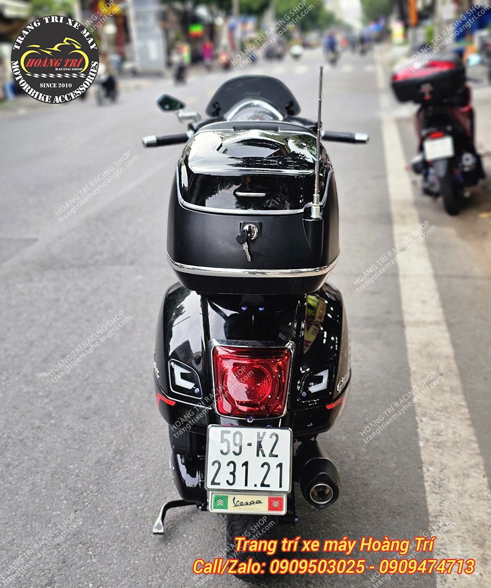 Góc view từ phía sau thùng không quá to so với kích thước của xe Vespa