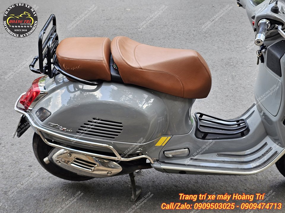 Anh khách trang bị cùng với baga sau tựa lưng cho xe Vespa GTS Super 300