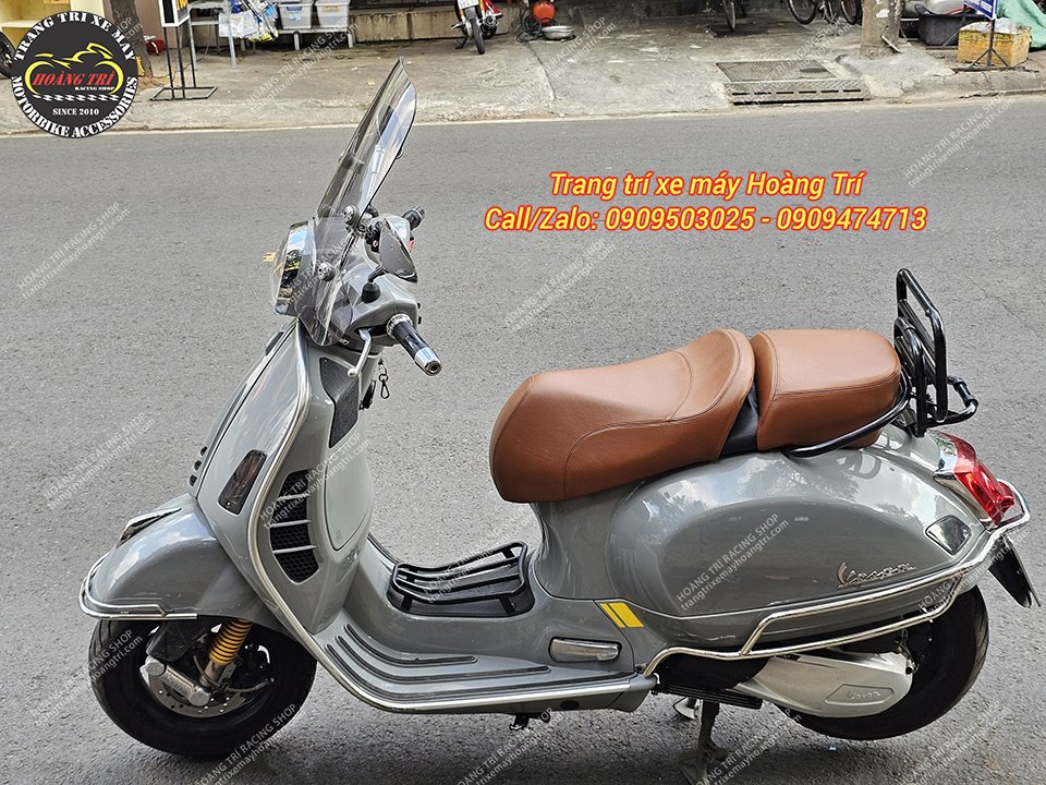 Chiếc Vespa GTS Super 300 với yên 2 tầng da bò thật cùng các phụ kiện khác