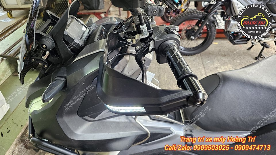 Cận cảnh bảo vệ tay lái MotoWolf trang bị trên xe ADV 160 (bên trái)