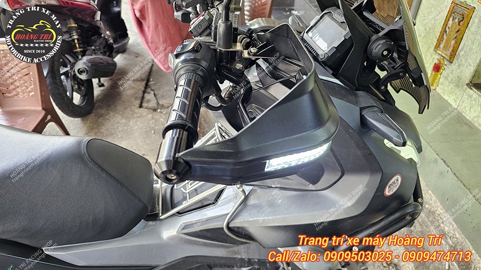 Cận cảnh bảo vệ tay lái MotoWolf trang bị trên xe ADV 160 (bên phải)