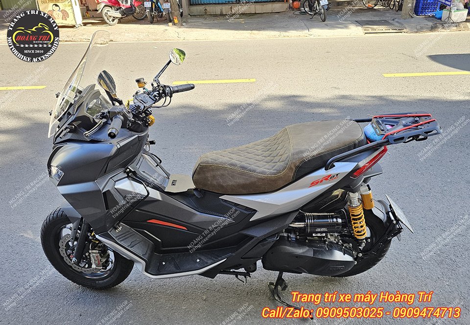 Anh khách còn trang bị nhiều phụ kiện trang trí khác cho xe Aprilia SR GT 200