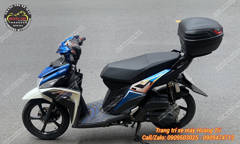 Tổng thể xe với combo 2 phụ kiện baga sau HTR và thùng 27 lít