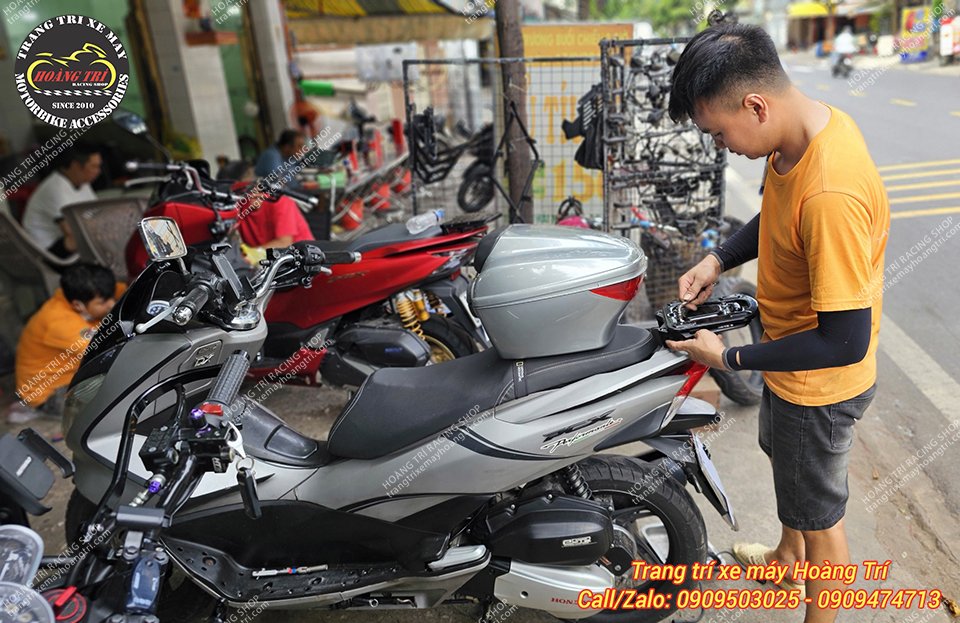 Nhân viên đang trang bị baga sau nối dài cho xe PCX 2014