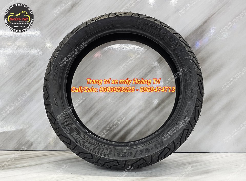 Trên lốp có in nổi các thông số của sản phẩm và thương hiệu Michelin