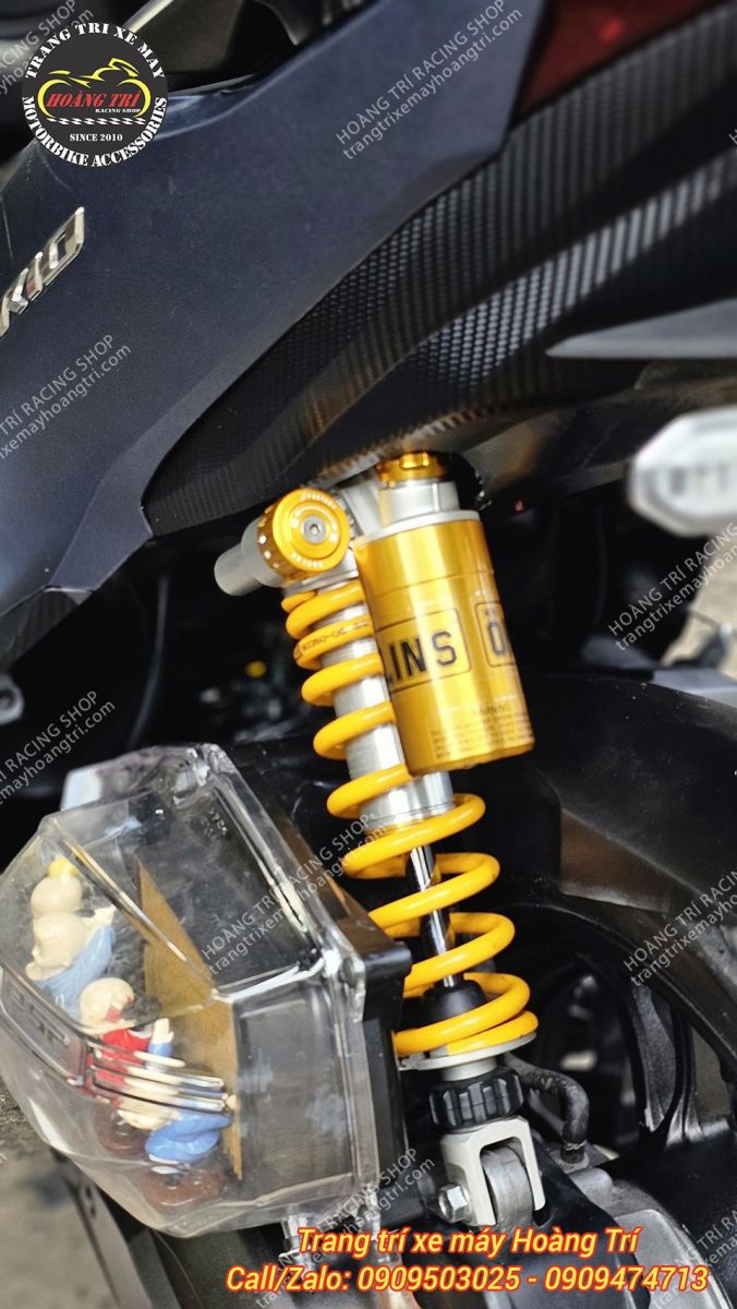  Dàn chân sau nổi bật với tông vàng đặc trưng Ohlins