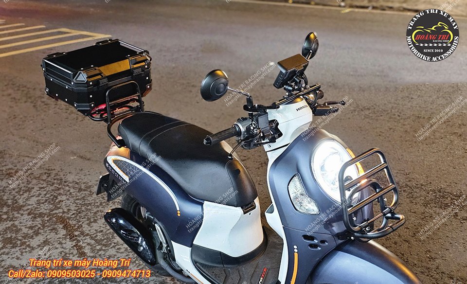 Chiếc Scoopy với trọn bộ baga trước sau cùng thùng FRX 25 lít màu đen