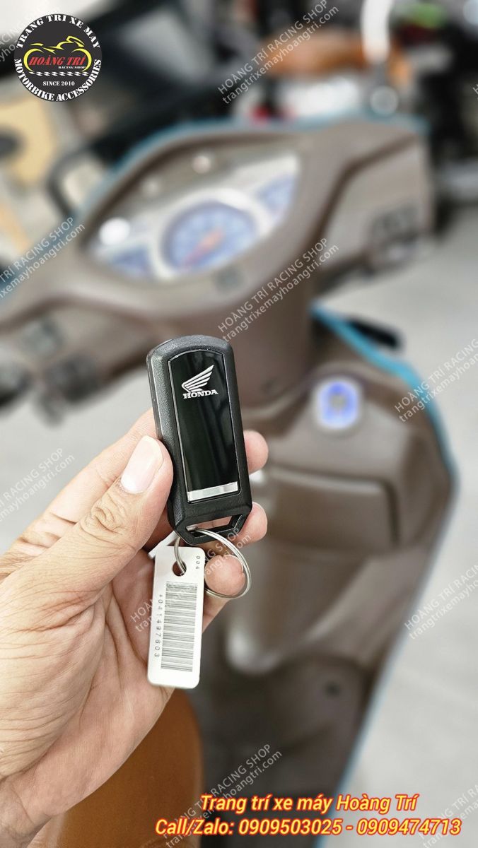 Trên tay khóa Smartkey chính hãng Honda (mặt sau)