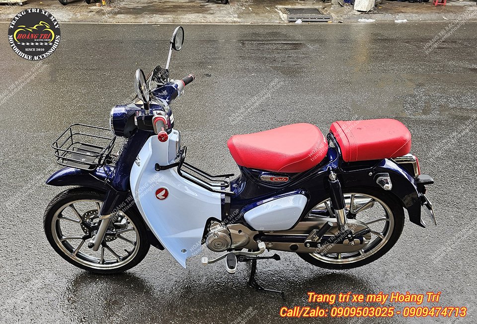 Tổng thể xe Super Cub với nhiều phụ kiện tiện ích được trang bị cho xe