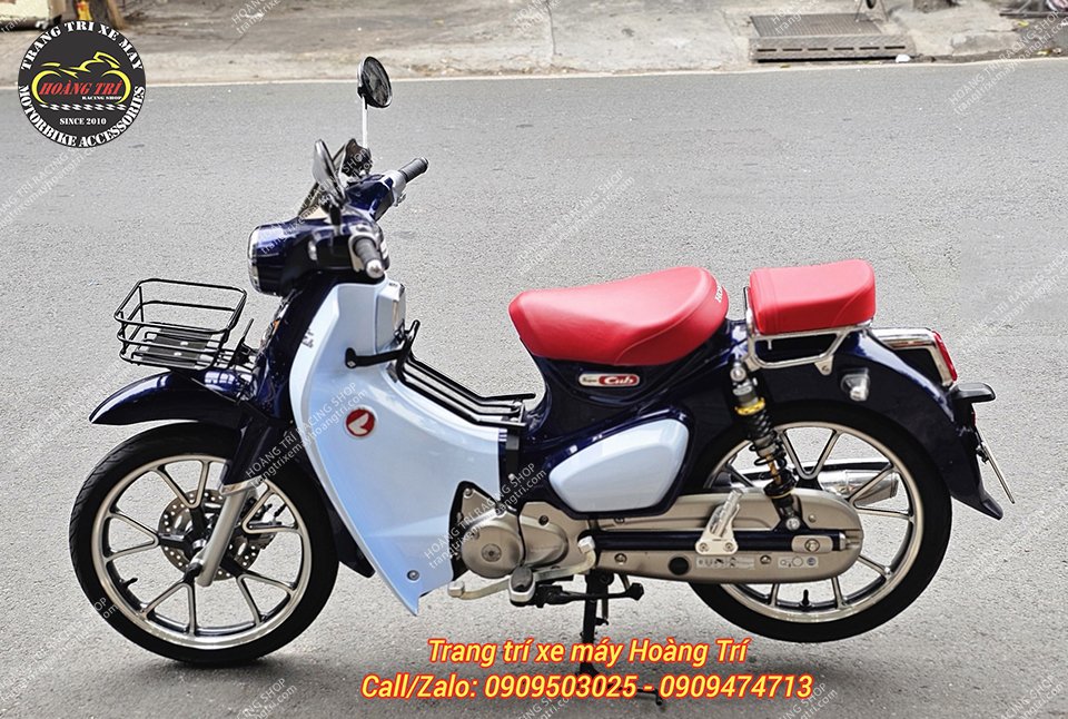 Tổng thể xe Super Cub với nhiều phụ kiện tiện ích khác