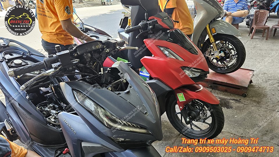 Vario 2018 đã được tháo đầu đèn và chuẩn bị thay thế đồng hồ Koso chính hãng