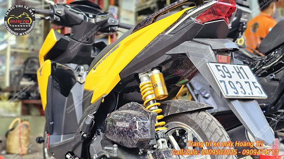 Giống với Click Thái phuộc Ohlins lắp Vario 125 cũng cần khoét nhựa gầm