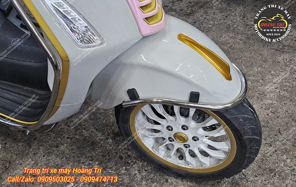 Anh khách lựa chọn màu vàng gold để trang bị cho xe Vespa Sprint