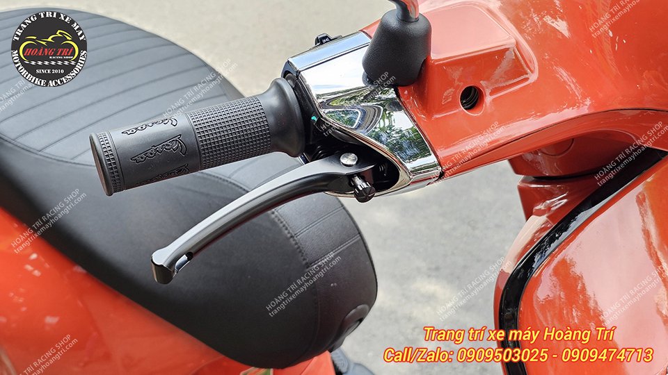 Tay thắng nhỏ, gọn gàng và phù hợp với kích cỡ của cùm tay lái xe Vespa Sprint S 150