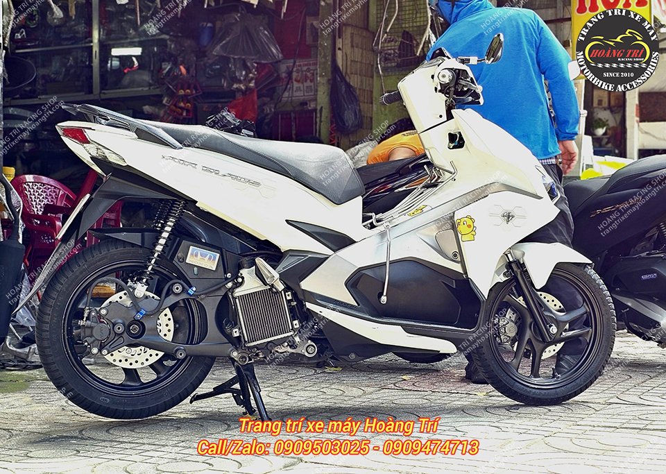 Tổng thể xe Airblade 2016 màu trắng được độ phanh đĩa sau ấn tượng