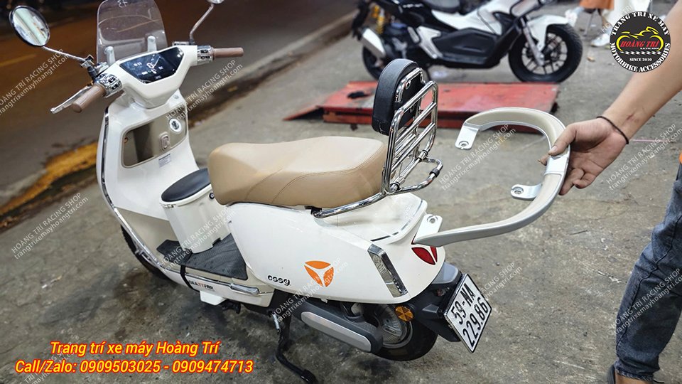 Trên tay cản sau zin của xe và thay thế bằng baga sau kiểu Vespa