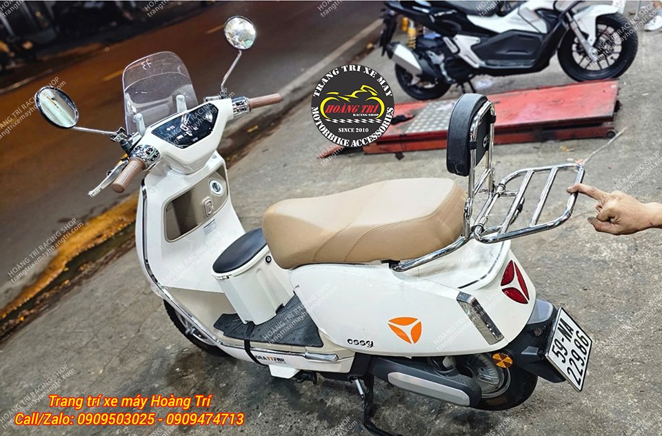 Giống với các dòng baga sau kiểu Vespa khác - Sản phẩm có thể bật ra để nâng cấp thùng sau