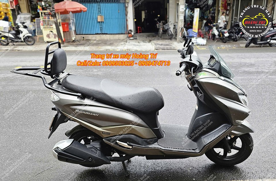 Tổng thể xe Burgman Street 125 với combo trọn bộ baga sau xịn sò, tiện lợi